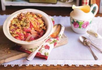 Slimming Worlds Pear And Rhubarb Crumble