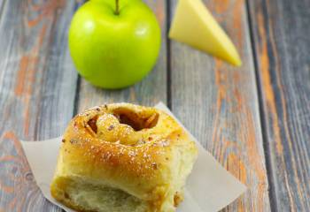 Bread Machine Gruyere Apple Pie Cinnamon Buns With Vanilla Mocha Glaze: