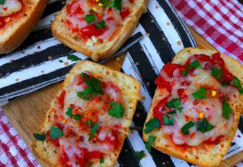 Cheesy Tomato Garlic Bread | Slimming Friendly